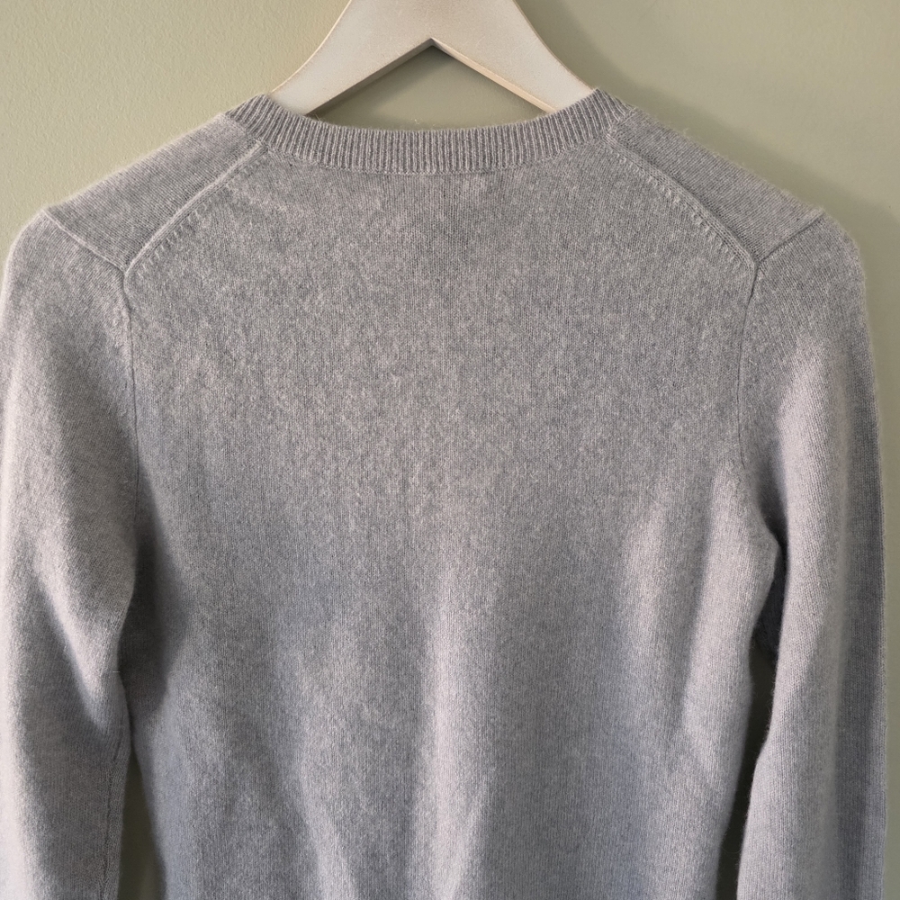 NWOT Lord & Taylor XS Quiet Luxury Modern Contemporary Cashmere V Neck Sweater - Picture 9 of 11